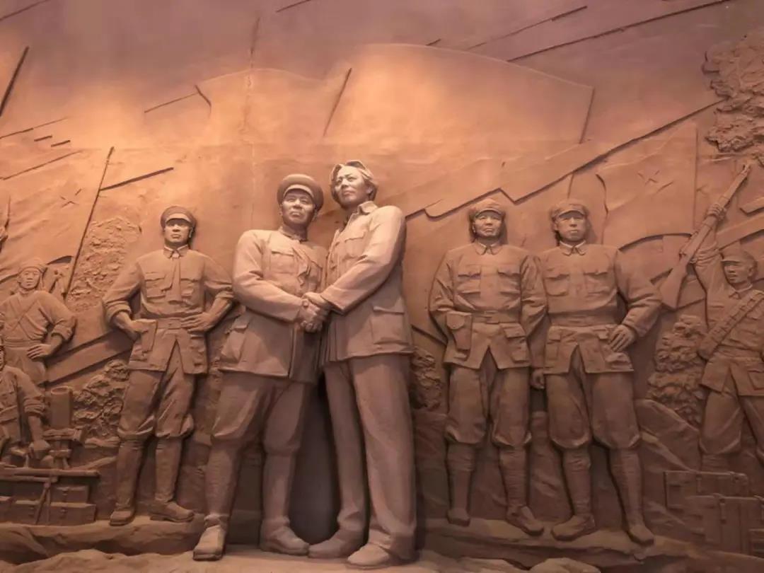 1927年10月，毛泽东率领秋收起义部队到达井冈山，发动群众，开展游击战争，开始创建农村革命根据地。 图为油画《向井冈山进军》。-军事史-图片